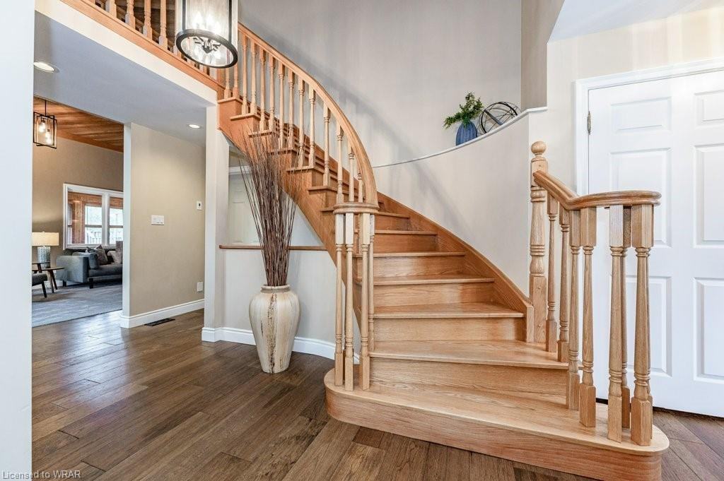 63 Saint Charles Street West - Photo 6 of 26