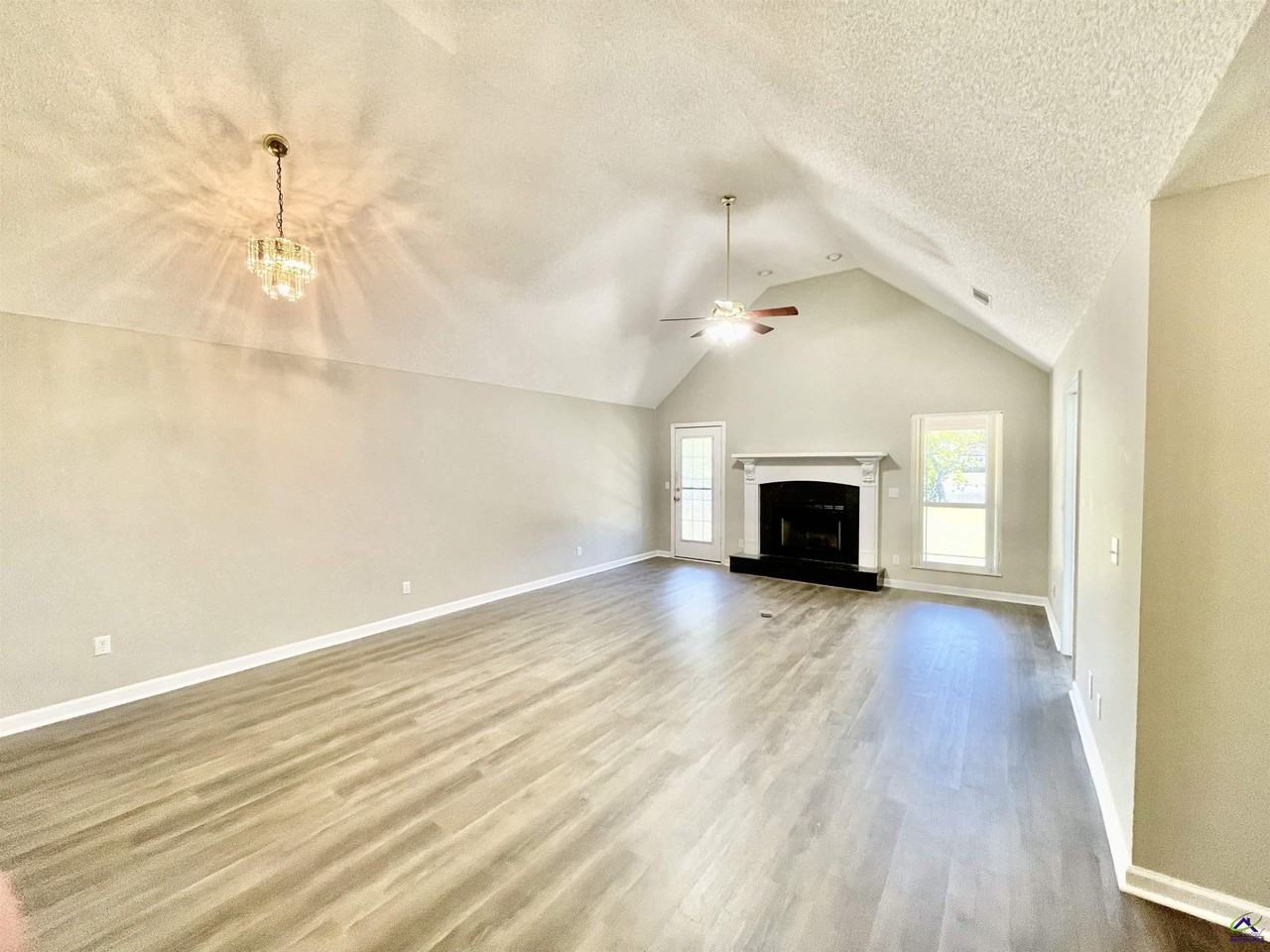 213 Bayside Dr - Photo 2 of 17