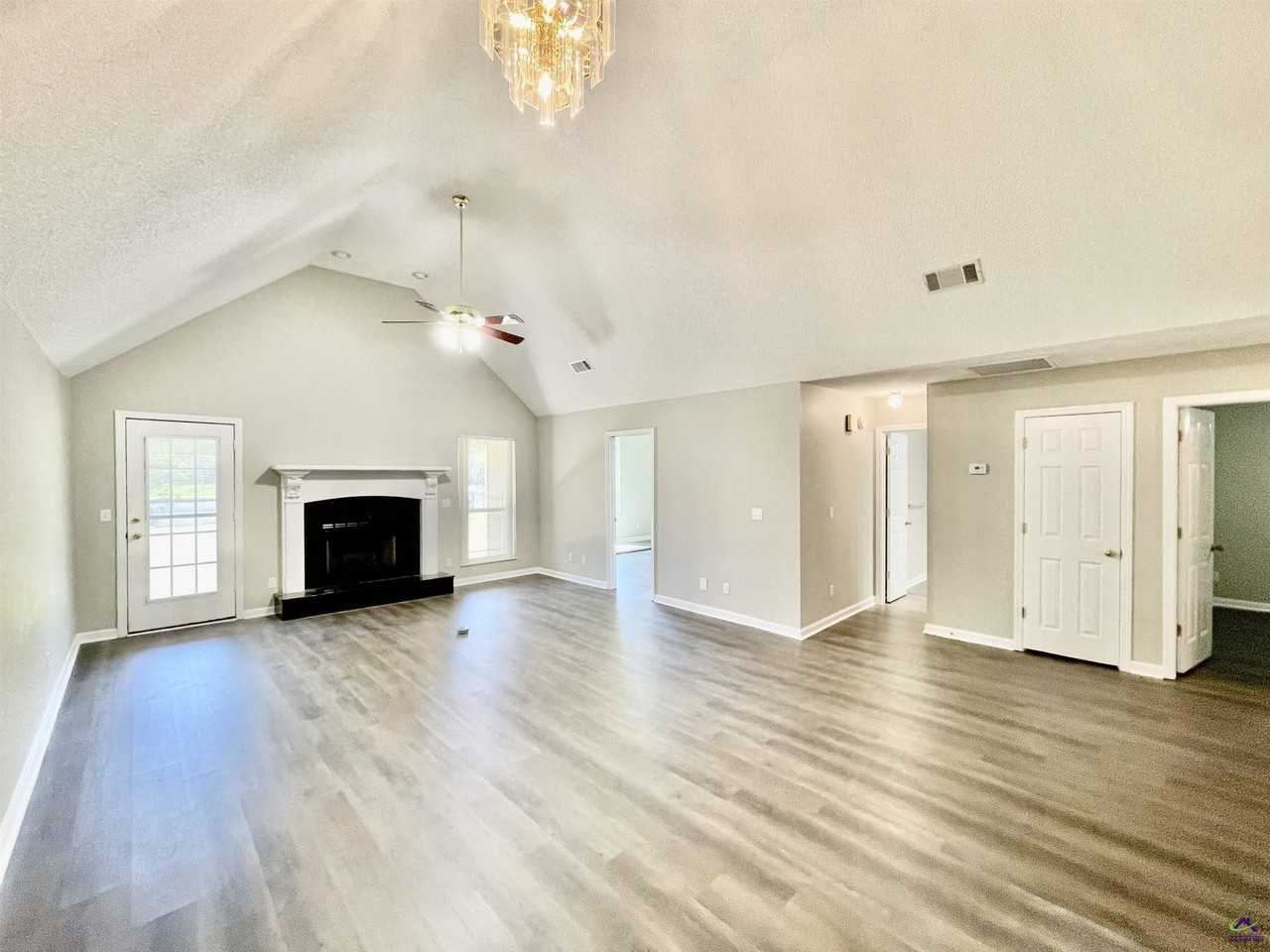 213 Bayside Dr - Photo 3 of 17