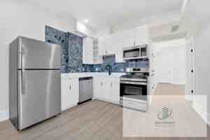 featured image of 944 N Damen Ave #1R