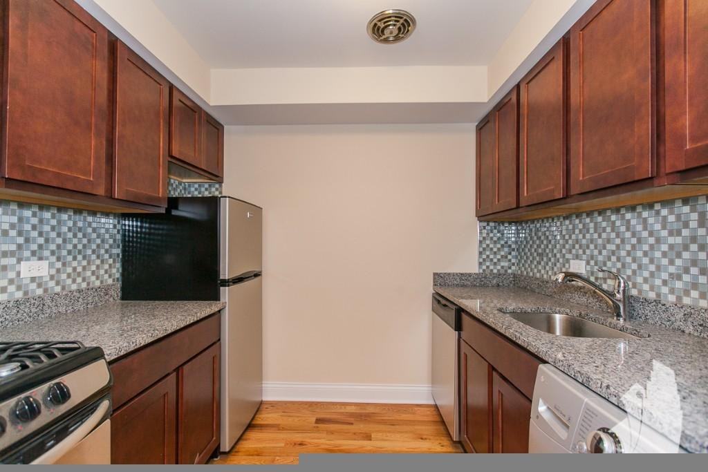 555 W Arlington Pl #206 - Photo 5 of 6