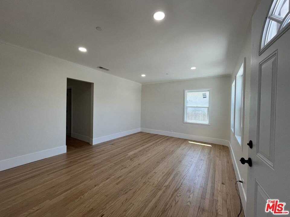 8640 Baring Cross St - Photo 3 of 21