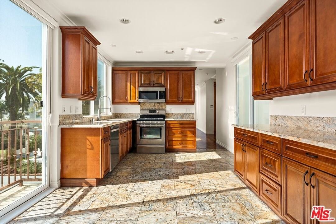 632 N Kings Rd Unit 302 #302 - Photo 2 of 13