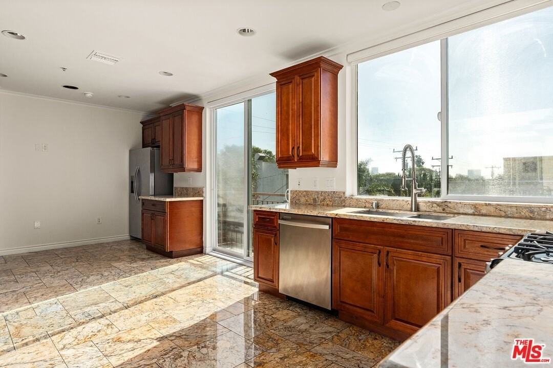 632 N Kings Rd Unit 302 #302 - Photo 3 of 13