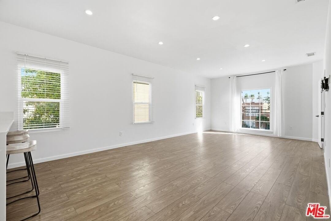 455 S Rexford Dr - Photo 3 of 27