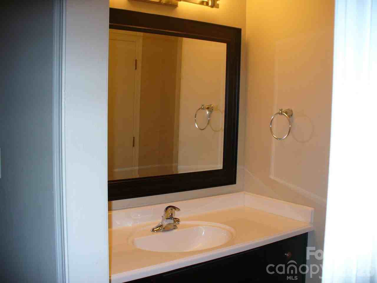 241 Country Club Dr Ne Apt 5 #5 - Photo 5 of 6