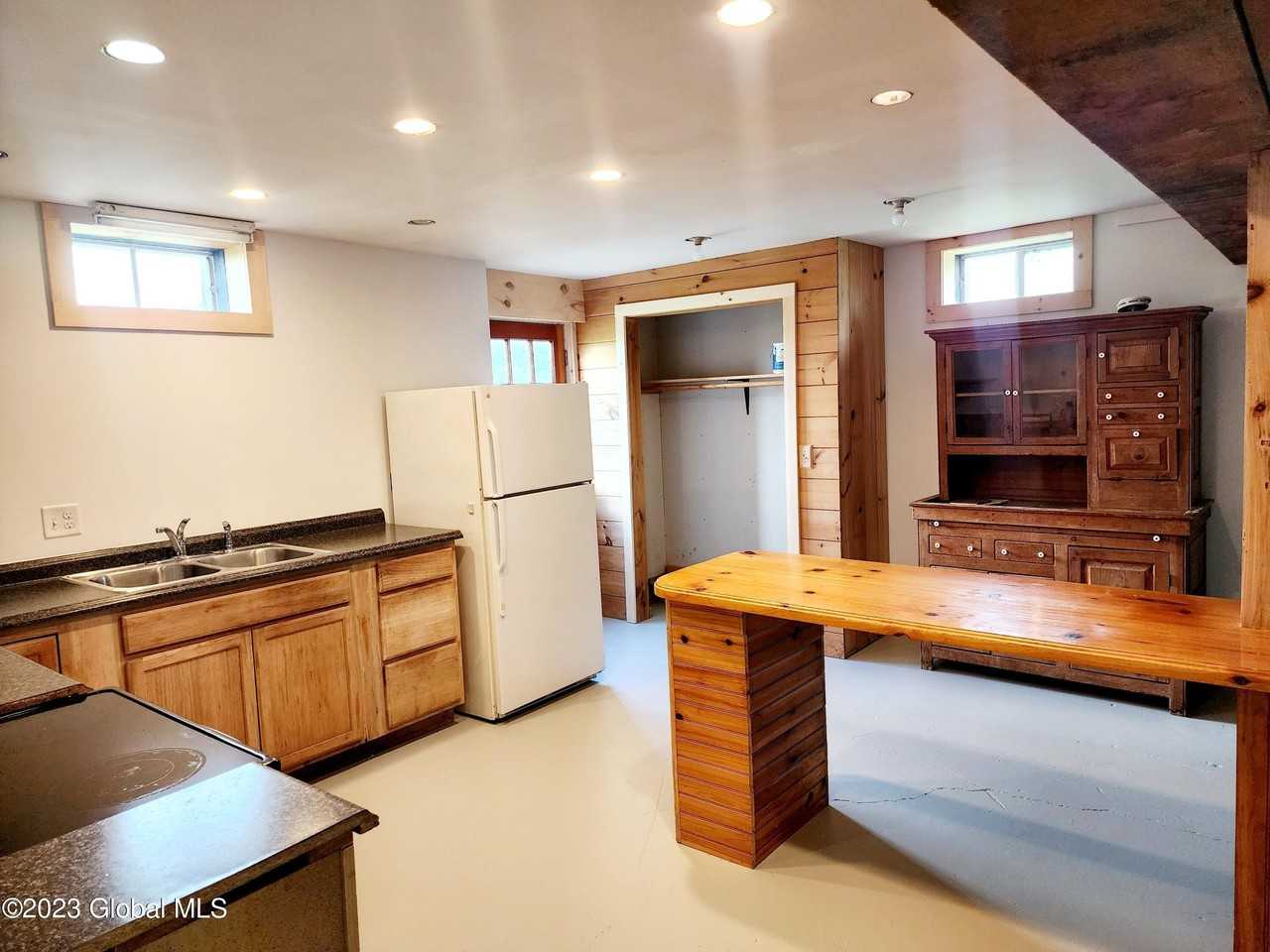 285 Gridley Rd - Photo 4 of 18