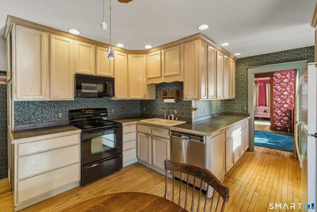 87 Migeon Ave - Photo 4 of 18