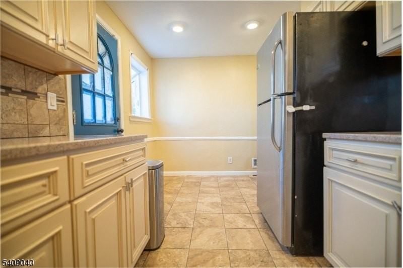 832 E Henry St #1 - Photo 7 of 14