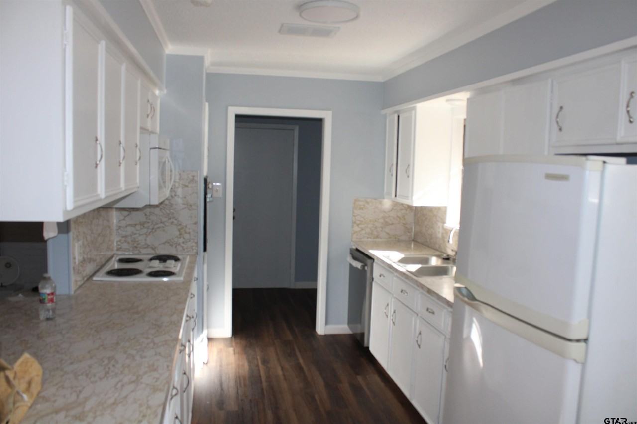 8207 Clemson Dr - Photo 7 of 32