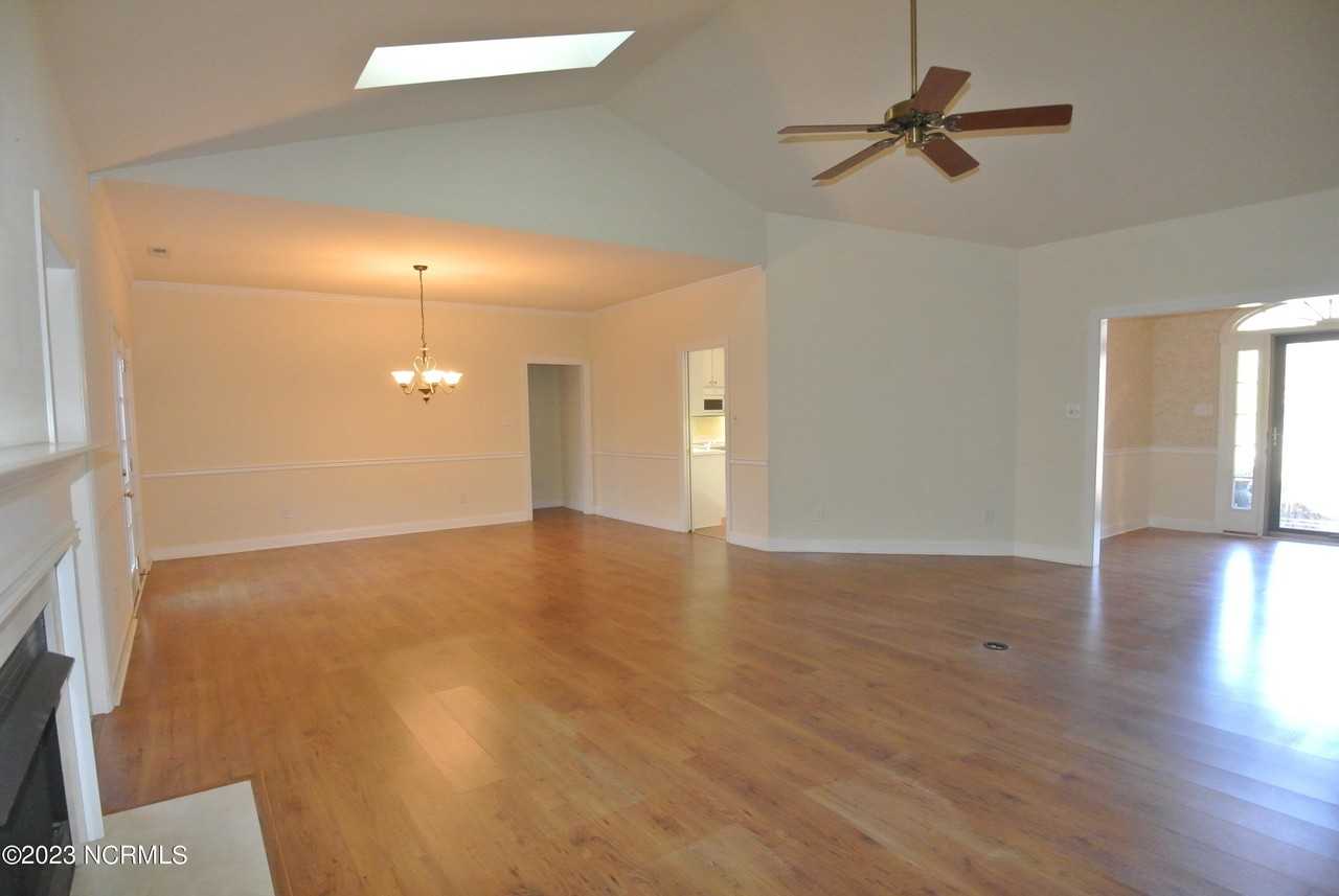 404 Village Green Ct - Photo 3 of 34