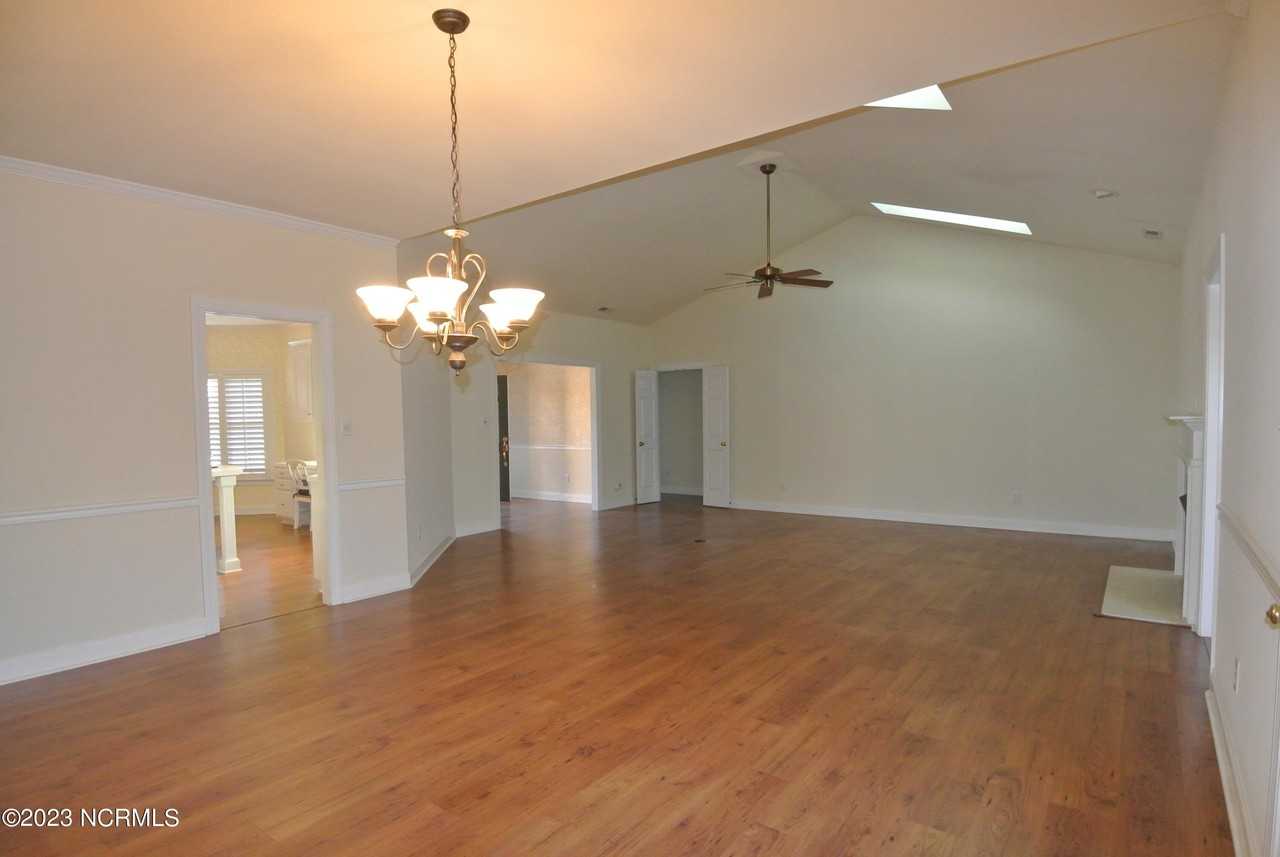 404 Village Green Ct - Photo 4 of 34