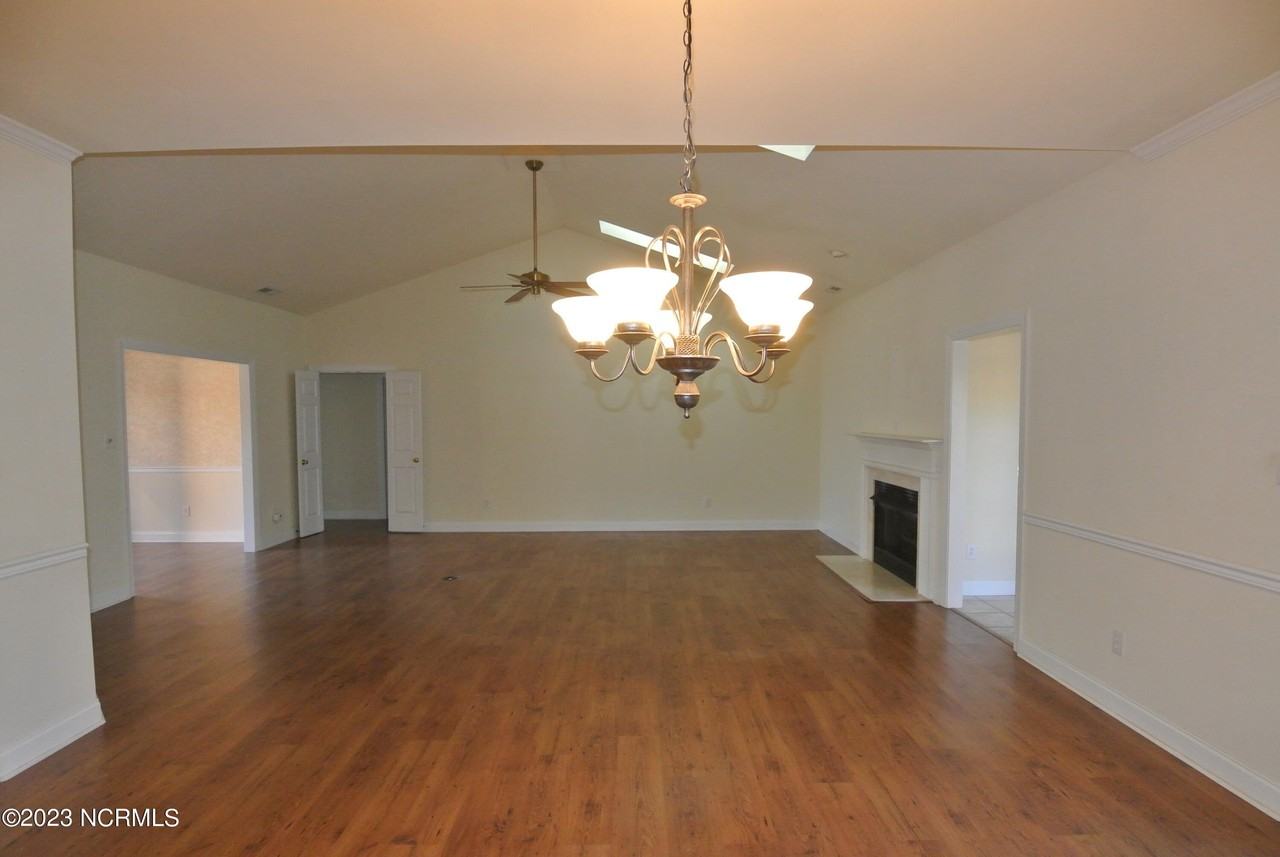 404 Village Green Ct - Photo 5 of 34