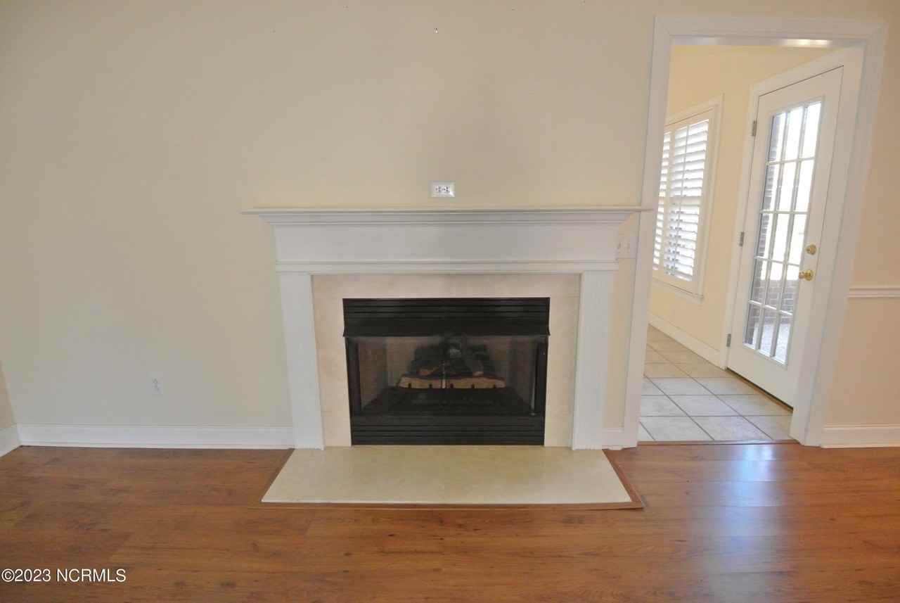 404 Village Green Ct - Photo 6 of 34