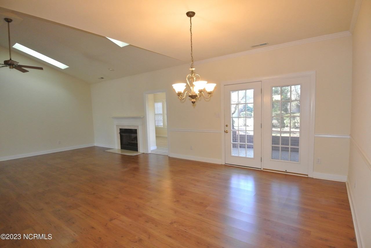 404 Village Green Ct - Photo 7 of 34