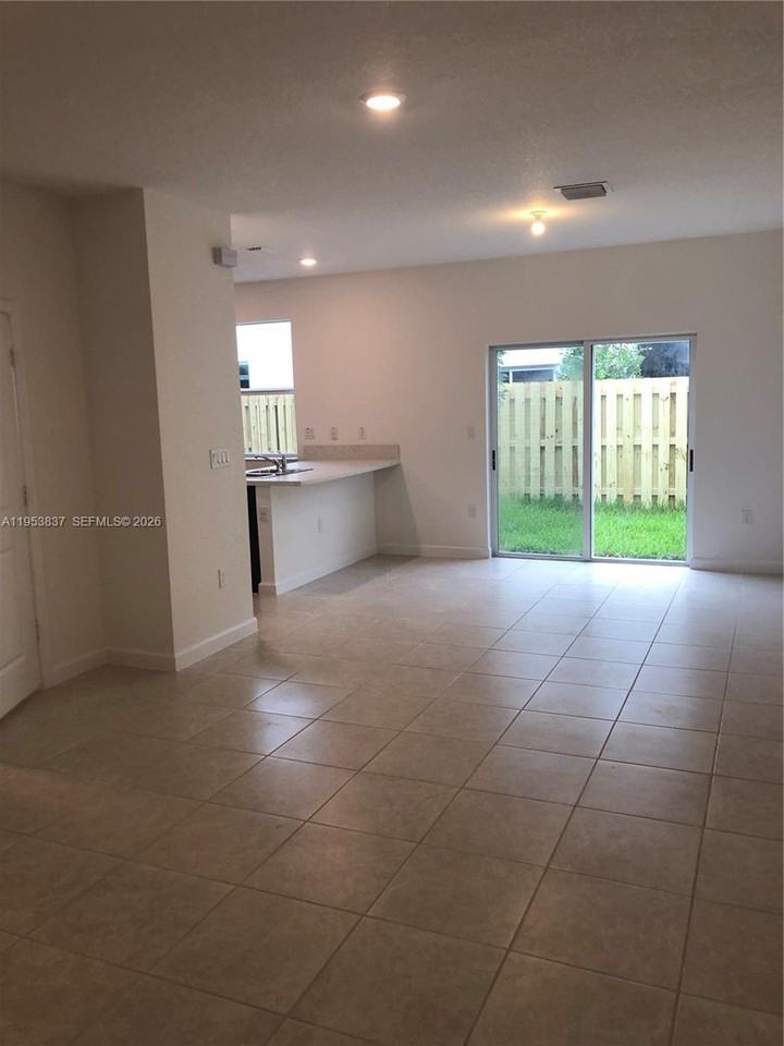 2610 Se 13th St #2610 - Photo 2 of 8