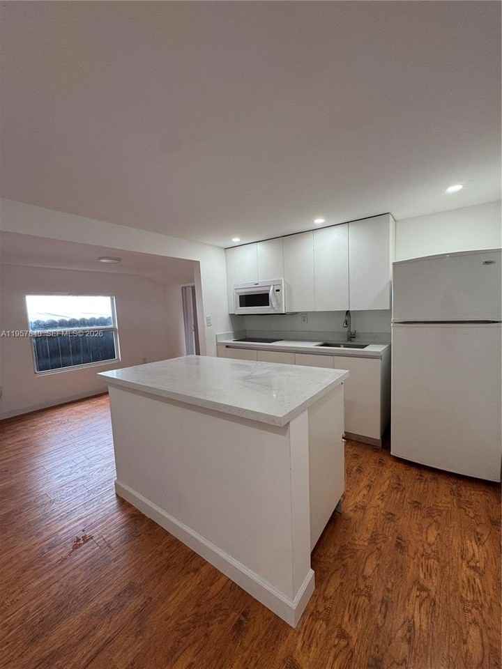 10805 Nw 10th Ave - Photo 2 of 6