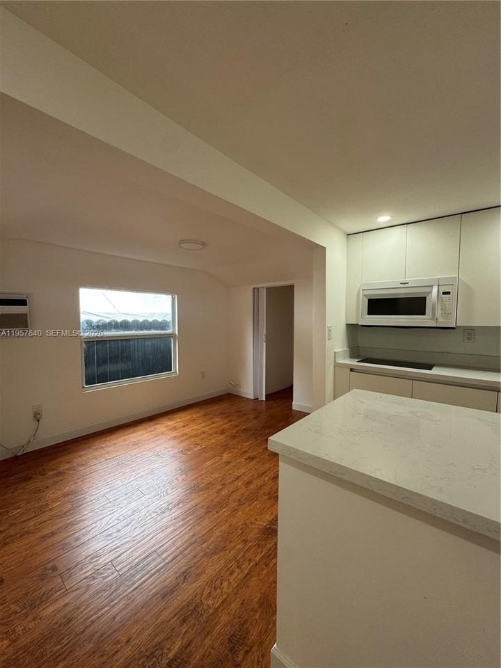 10805 Nw 10th Ave - Photo 3 of 6