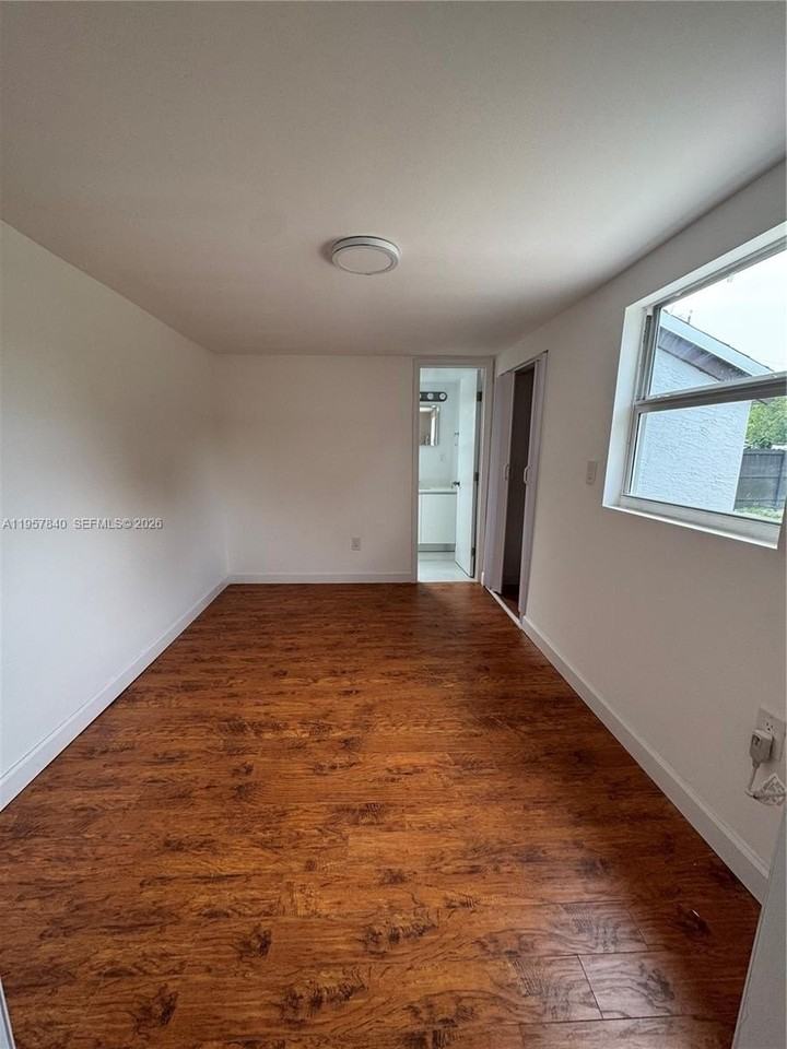 10805 Nw 10th Ave - Photo 4 of 6