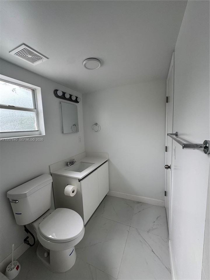 10805 Nw 10th Ave - Photo 5 of 6