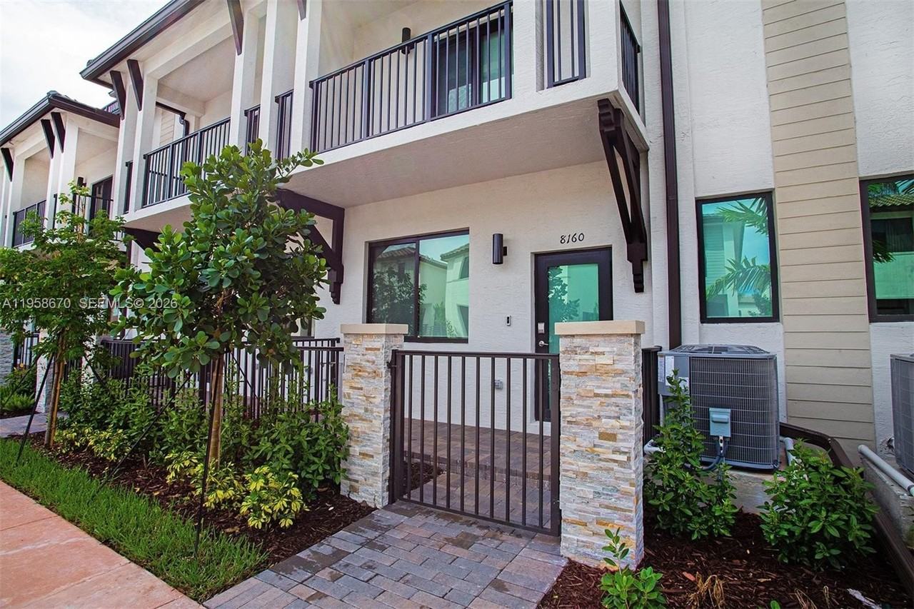 8160 Nw 42nd St - Photo 3 of 39