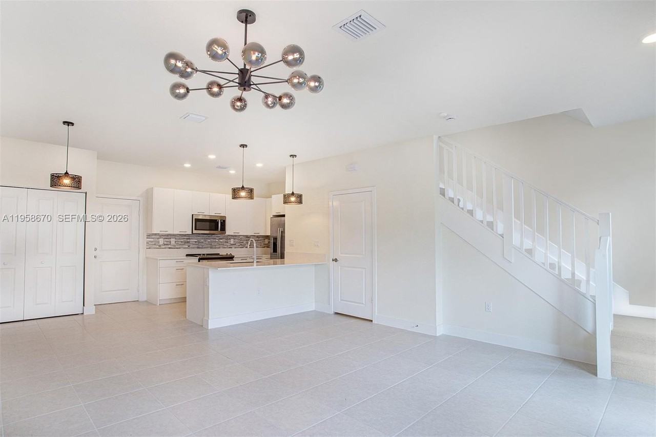 8160 Nw 42nd St - Photo 4 of 39