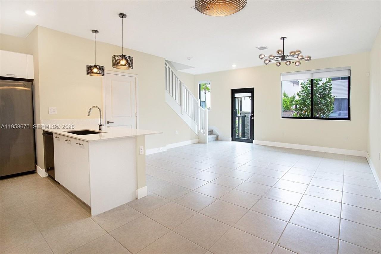 8160 Nw 42nd St - Photo 5 of 39