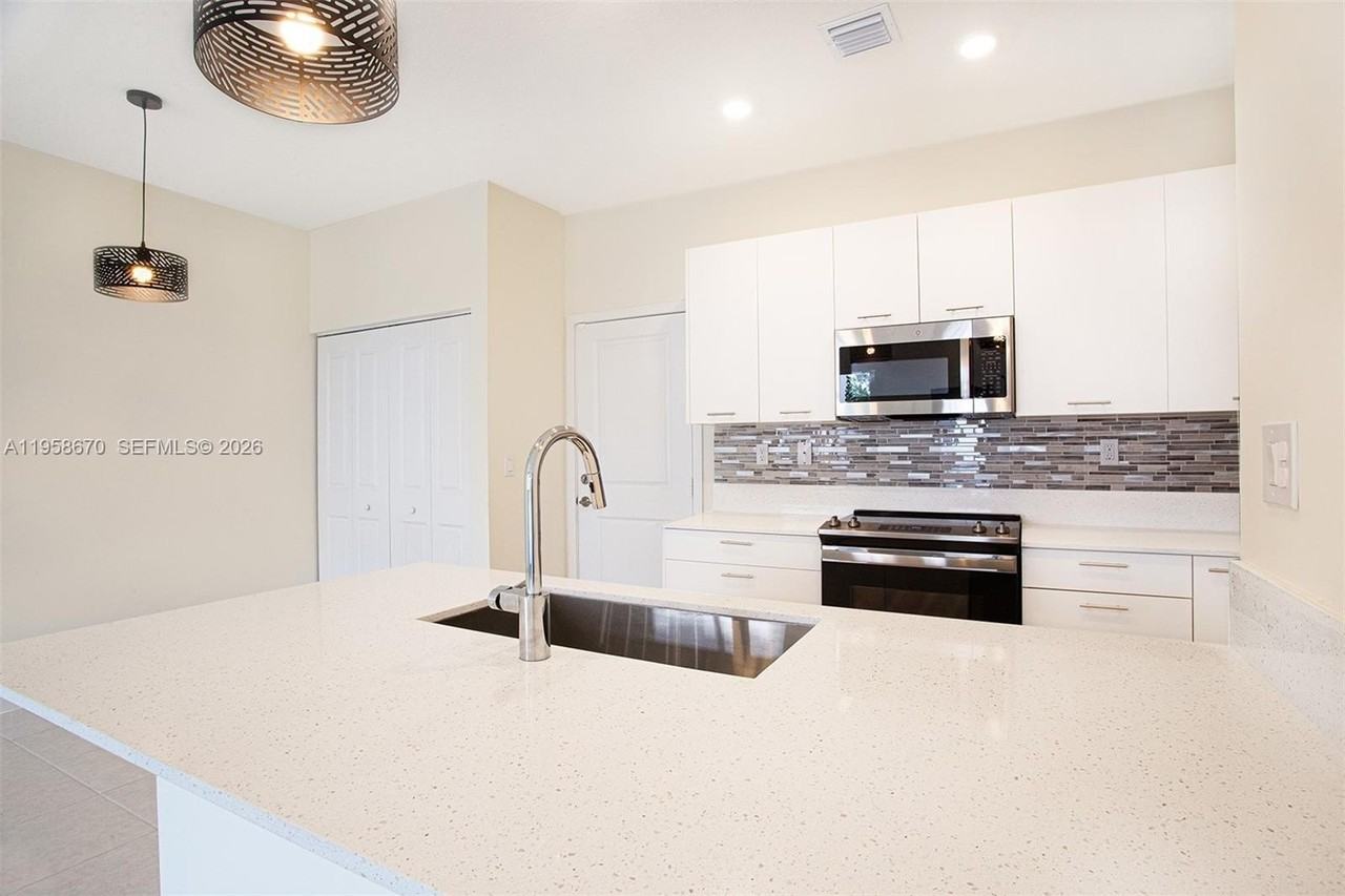 8160 Nw 42nd St - Photo 7 of 39