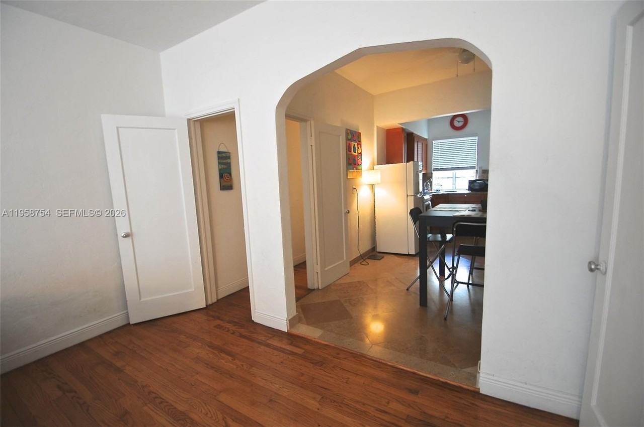 601 7th St #4 - Photo 3 of 16