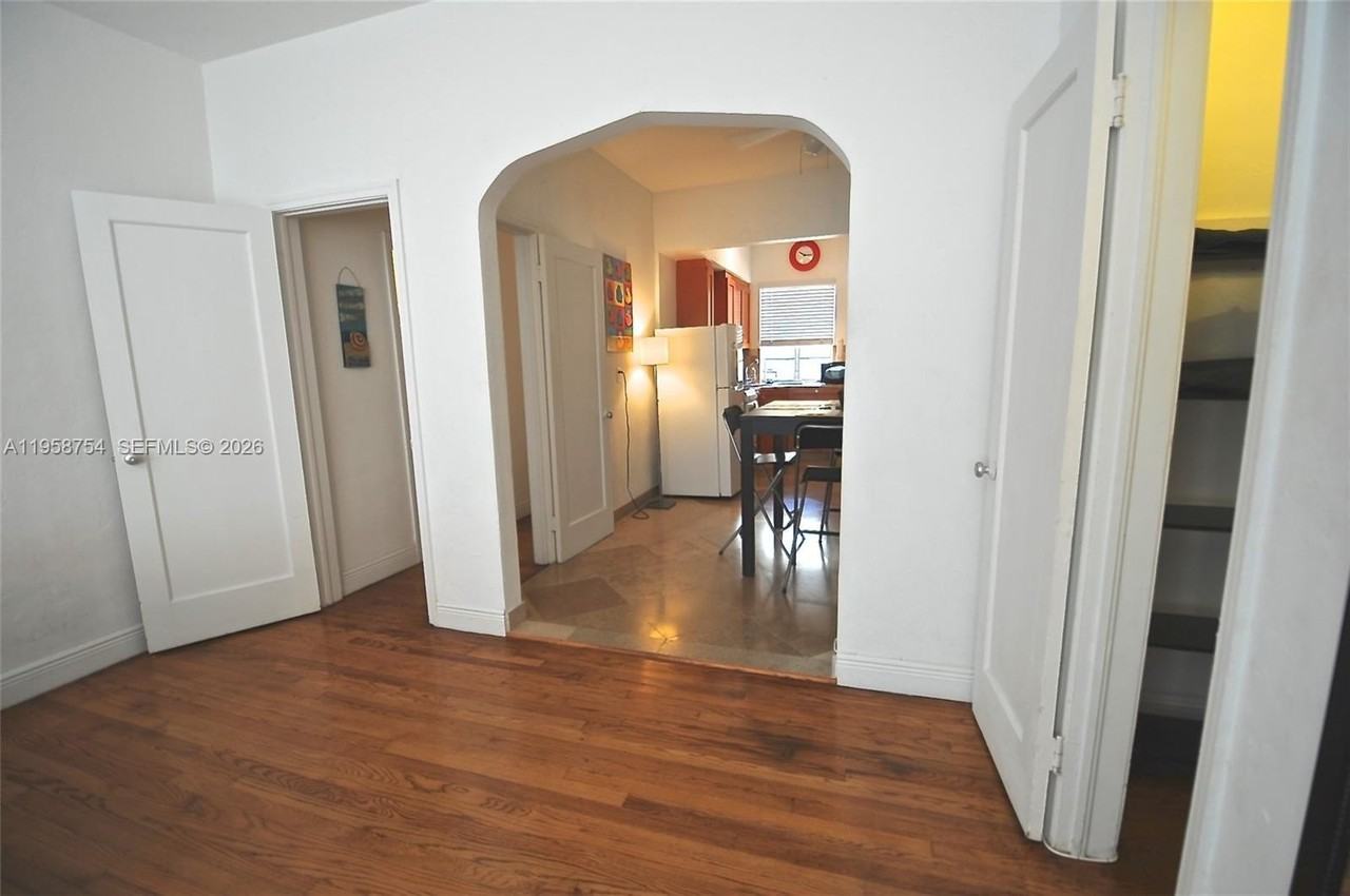 601 7th St #4 - Photo 4 of 16