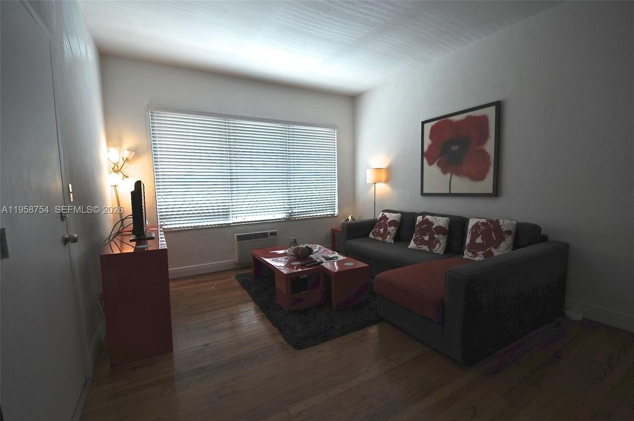 601 7th St #4 - Photo 5 of 16