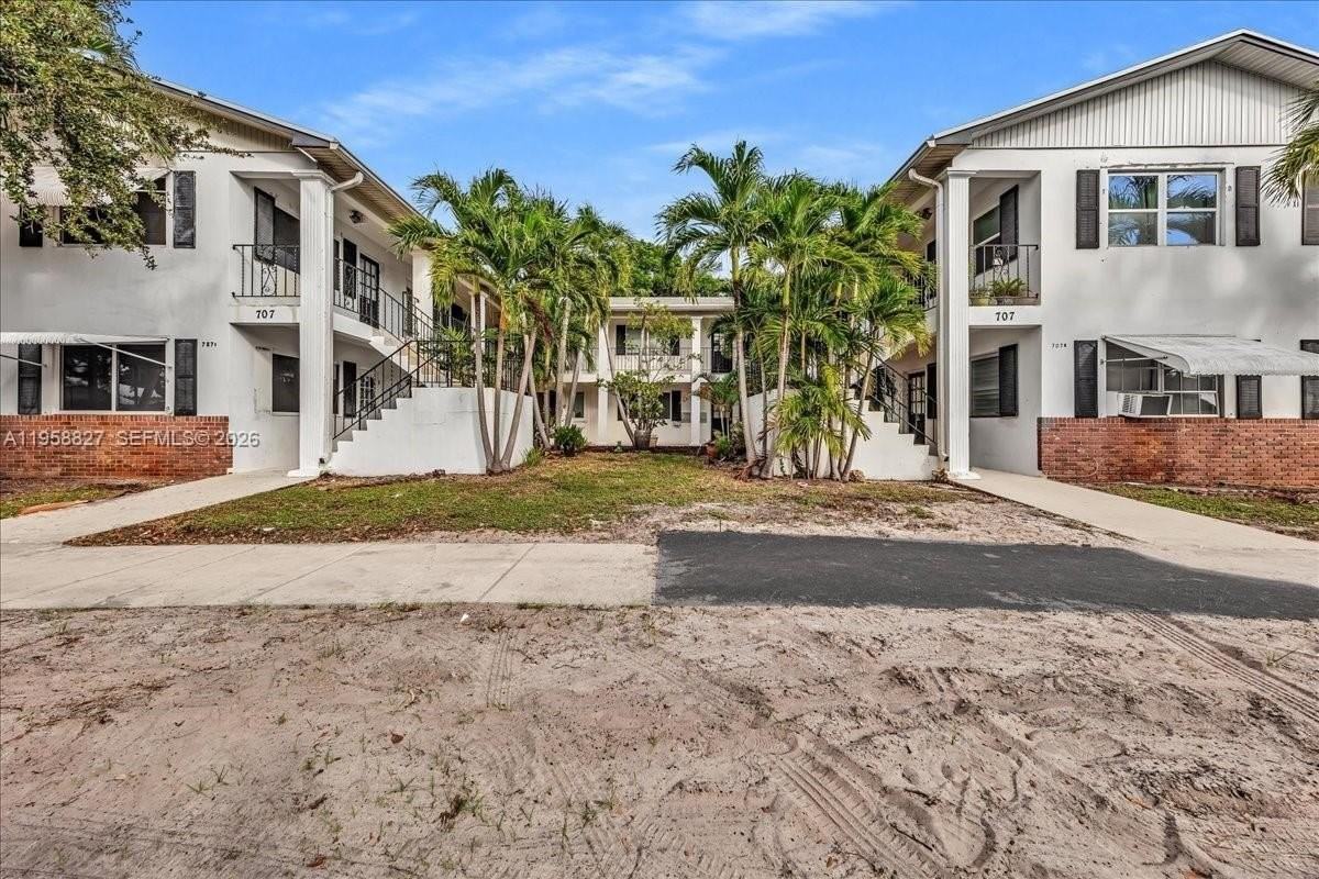 707 S 19th Ave #9 - Photo 3 of 23