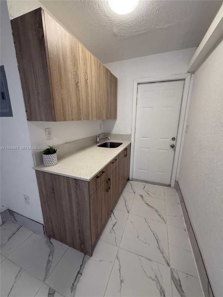 1652 Madison St #7 - Photo 4 of 4