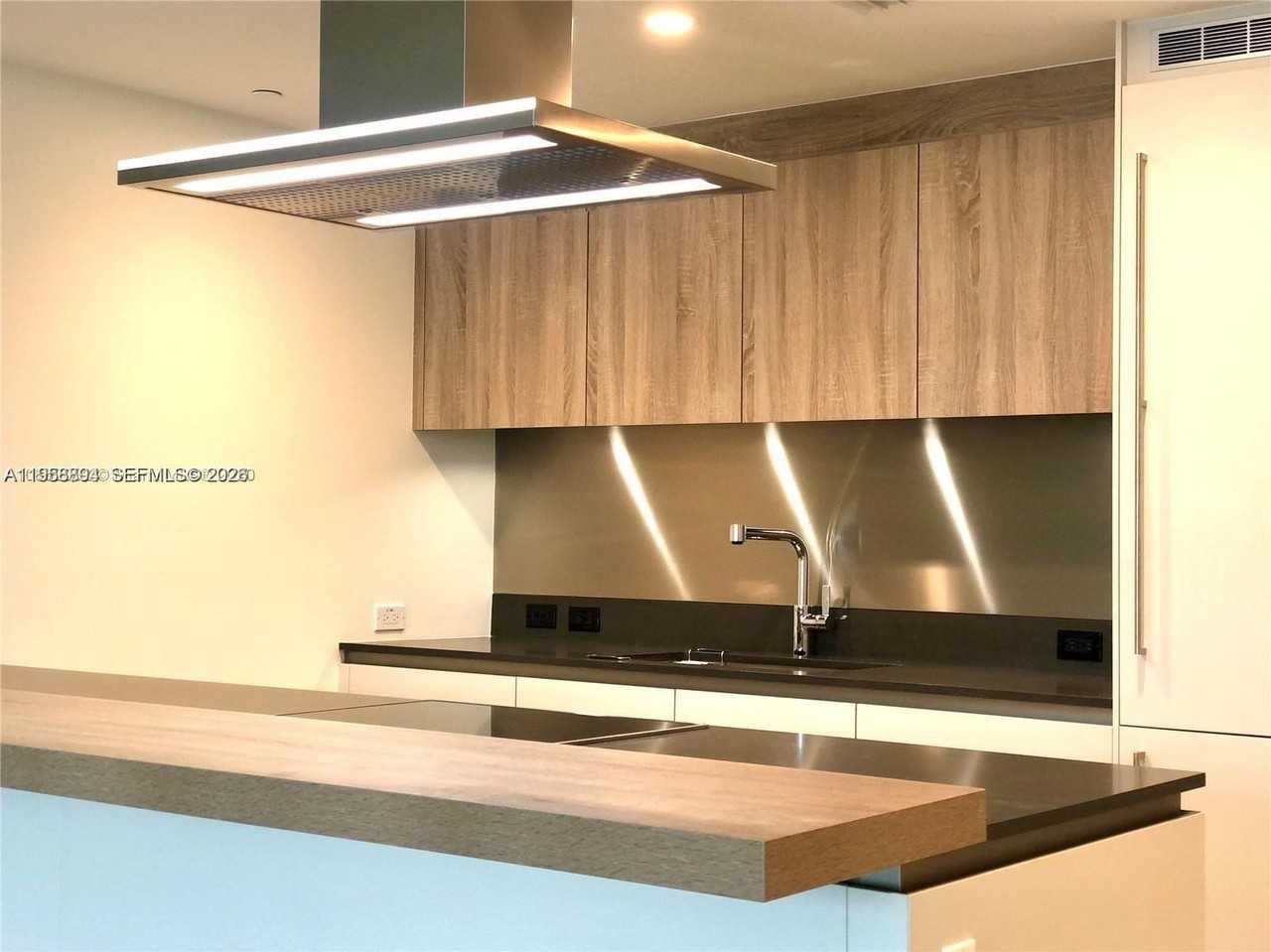 1000 Brickell Plz #2414 - Photo 4 of 32