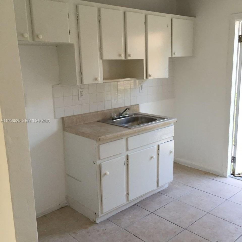 726 21st St #2 - Photo 3 of 24