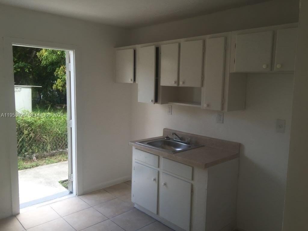 726 21st St #2 - Photo 4 of 24