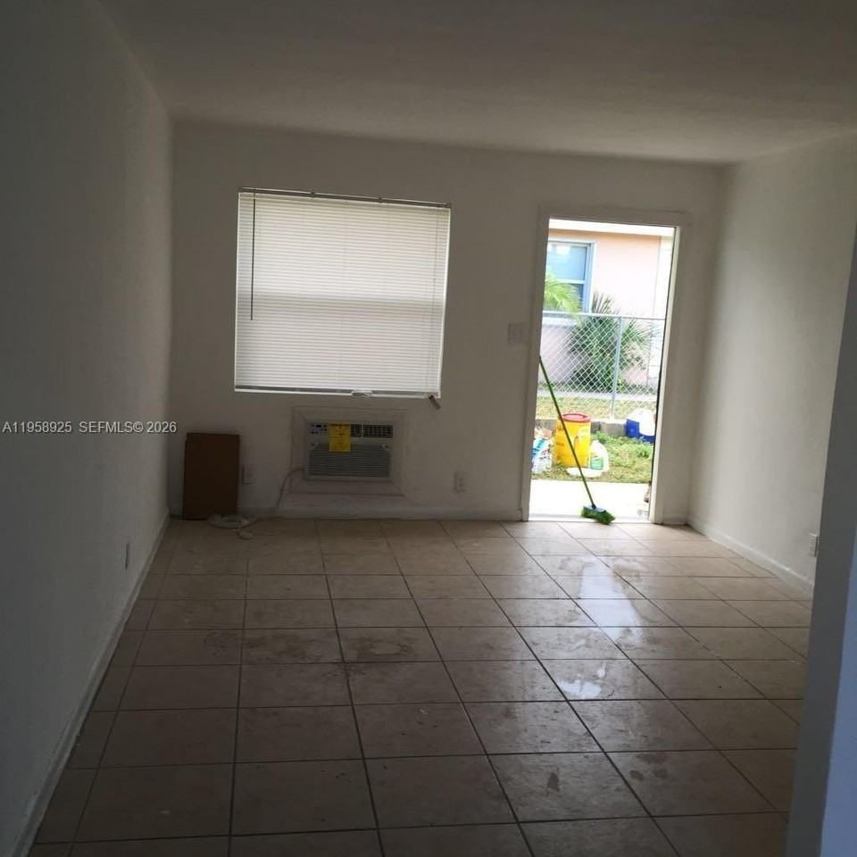 726 21st St #2 - Photo 5 of 24