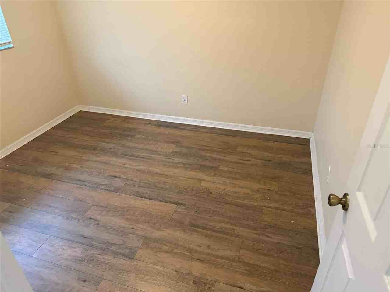 1129 Graystone Ave - Photo 4 of 14