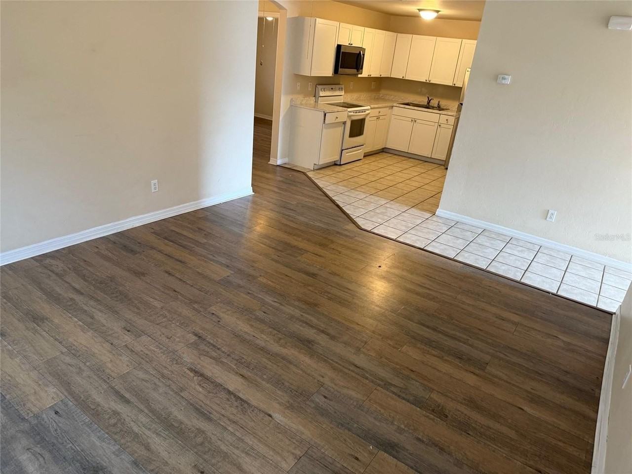 1129 Graystone Ave - Photo 6 of 14