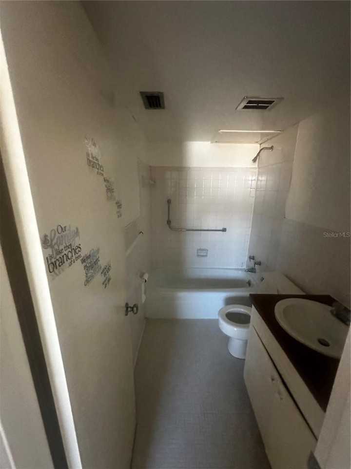 1315 Se Silver Springs Pl #4 - Photo 7 of 7