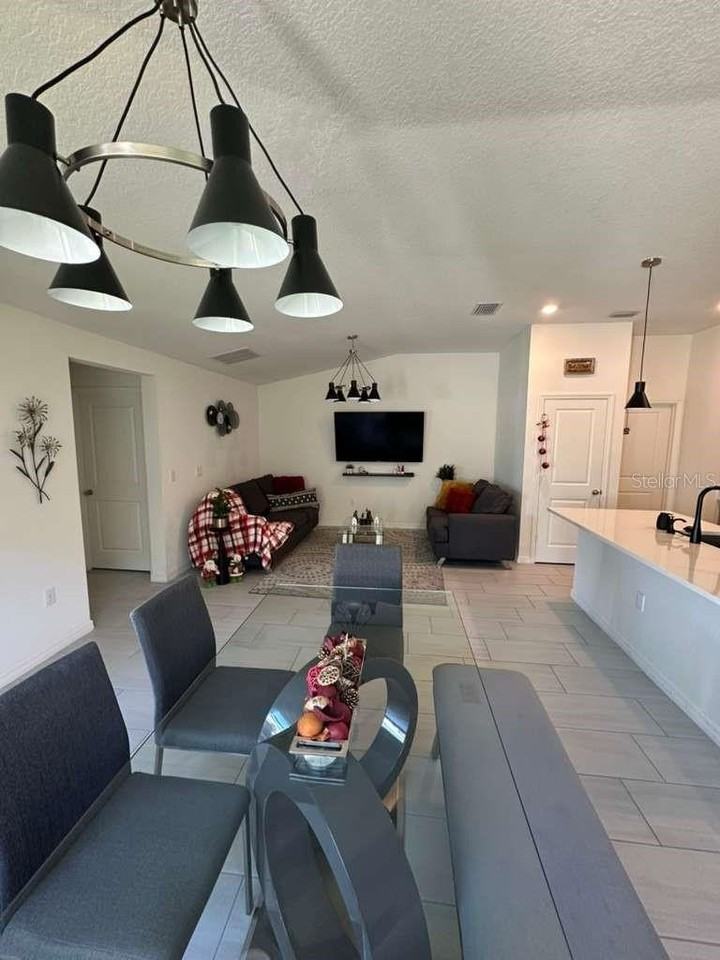 1027 Papaya Cir - Photo 5 of 15