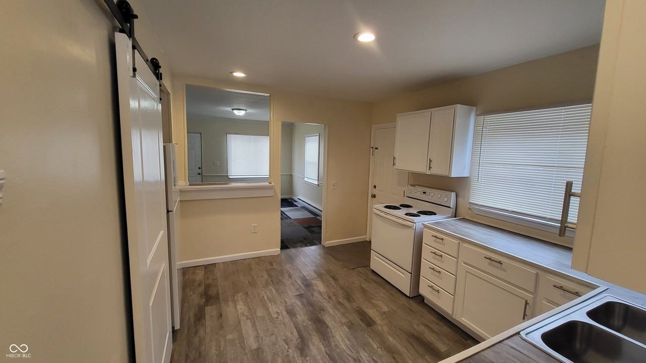 1114 N Dearborn St - Photo 4 of 10