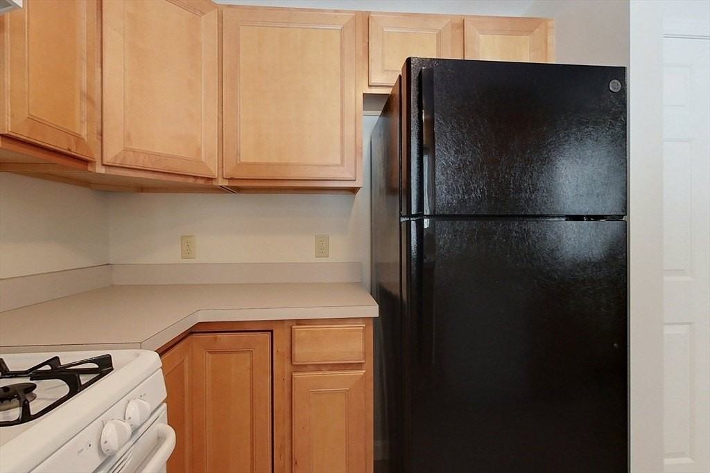 661 South Rd - Photo 5 of 25