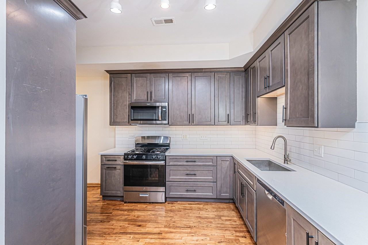 2423 W Madison St Apt 1 #1 - Photo 3 of 28