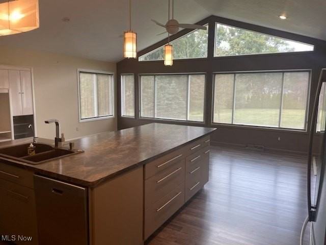 6235 Beverly Ave Ne - Photo 2 of 18