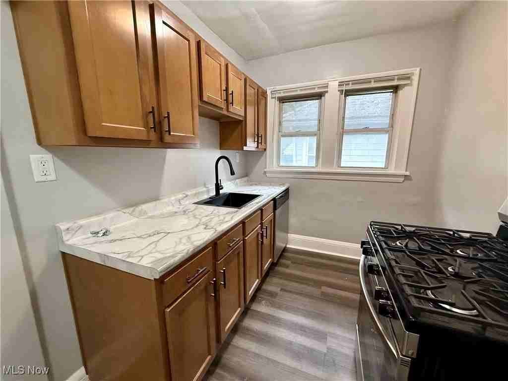 810 Thayer St Apt 4 #4 - Photo 4 of 16