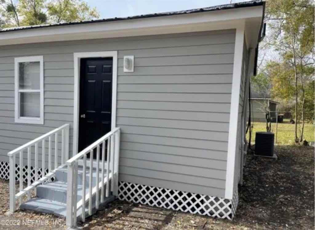 1607 Logan St - Photo 2 of 10