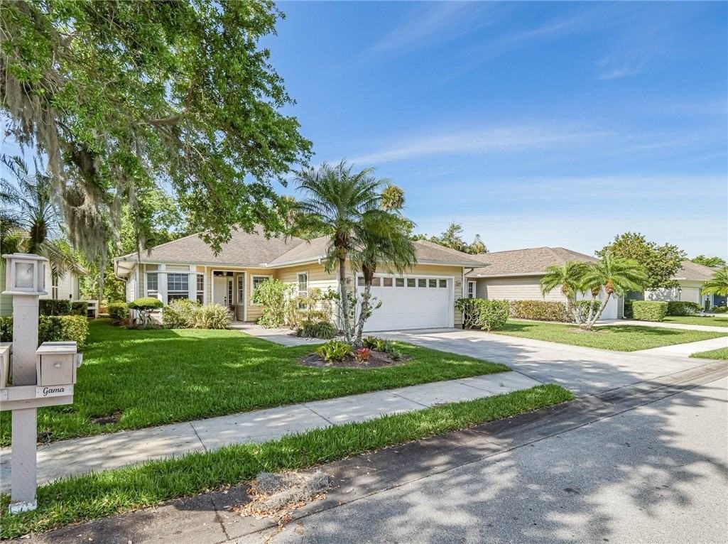 335 Hawthorne Ln - Photo 2 of 35