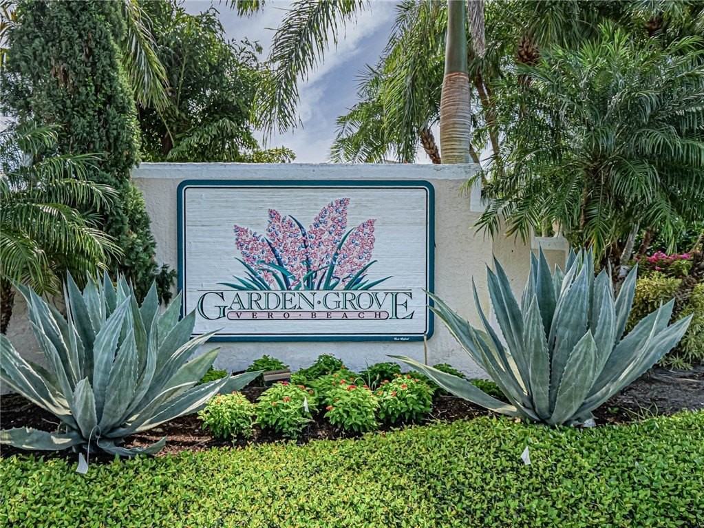 335 Hawthorne Ln - Photo 4 of 35