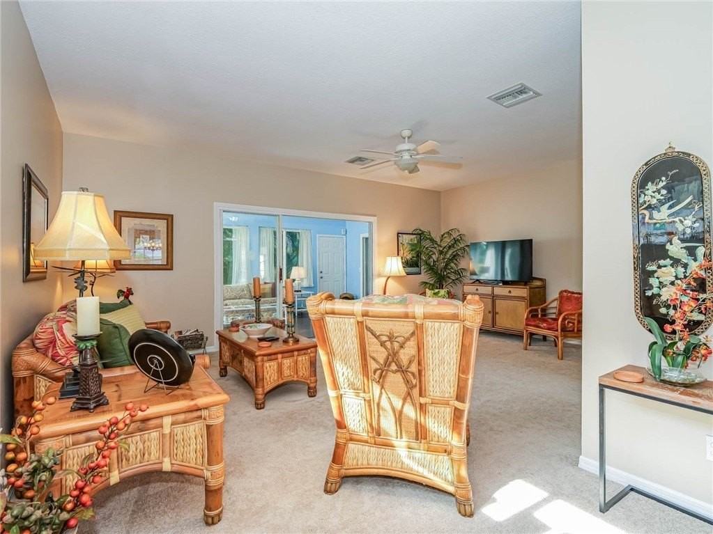 335 Hawthorne Ln - Photo 7 of 35